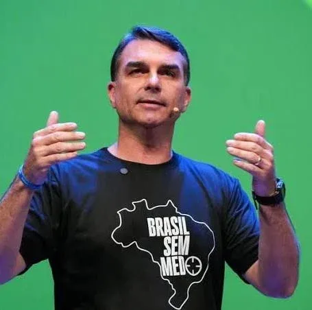 Flávio Bolsonaro cobra voto de Cármen contra Moraes e diz que ela deve se preocupar com biografia